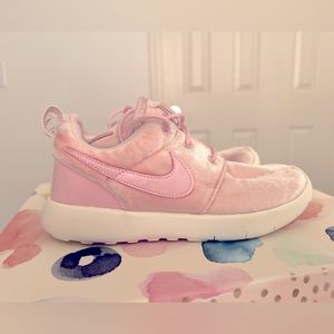 Nike Roshe One Little Kids' Arctic Pink/Arctic Pink/Sail shoes in size 1Y
